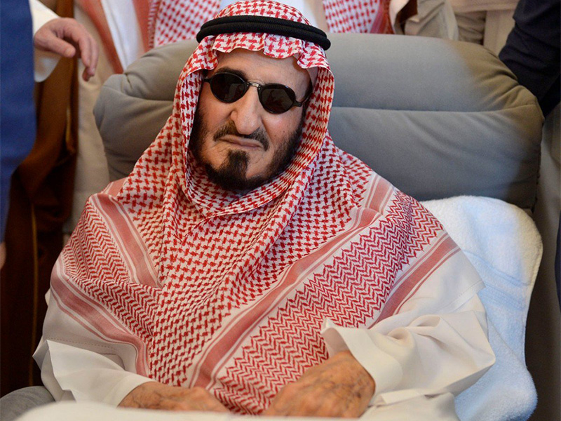 بالفيديو.. أمير الرياض يبكي والده الأمير بندر بن عبدالعزيز وولي العهد يقف متأثرًا